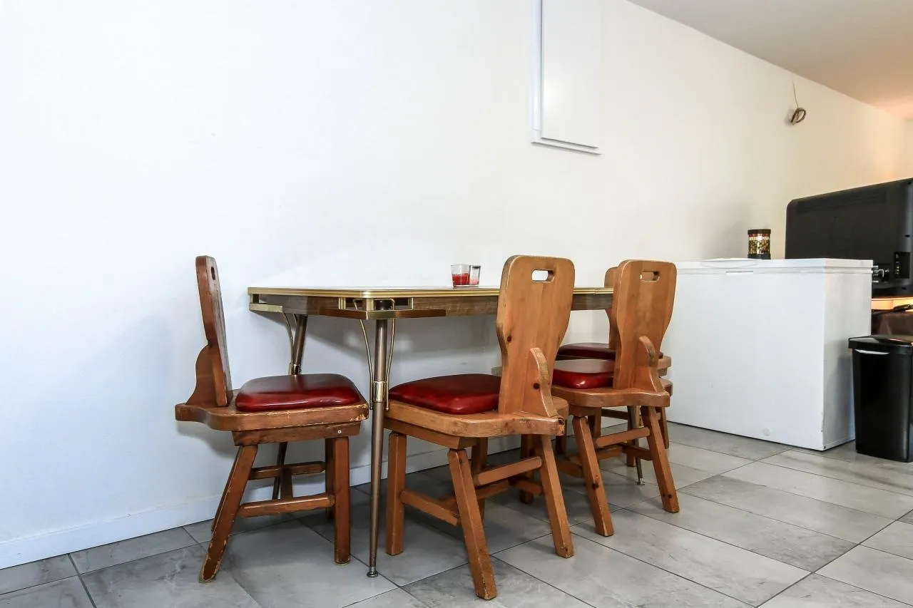 1525 Elinor Crescent