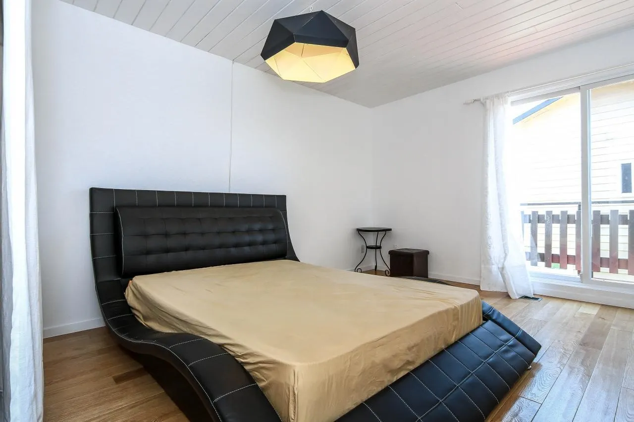 1525 Elinor Crescent