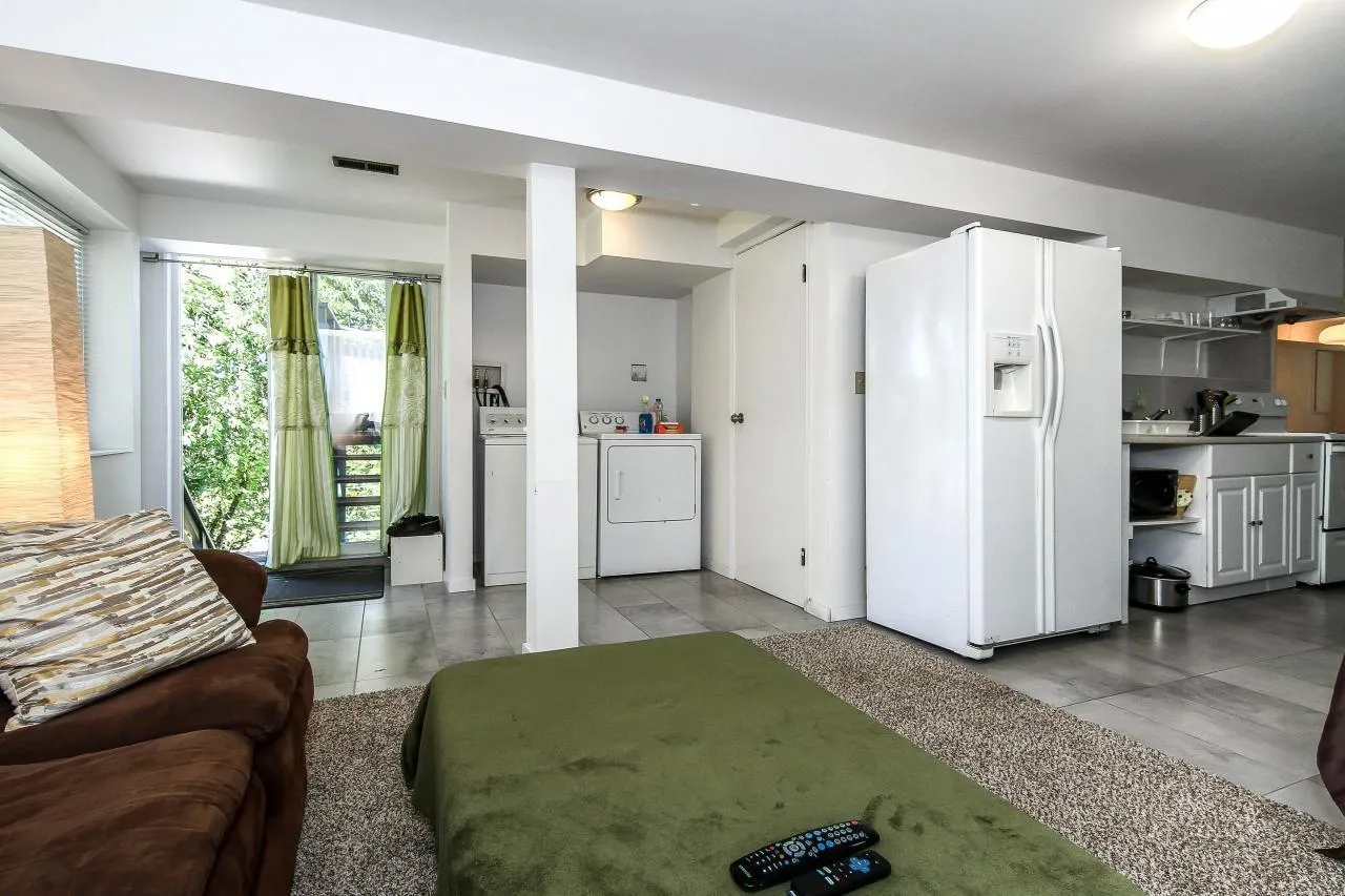 1525 Elinor Crescent