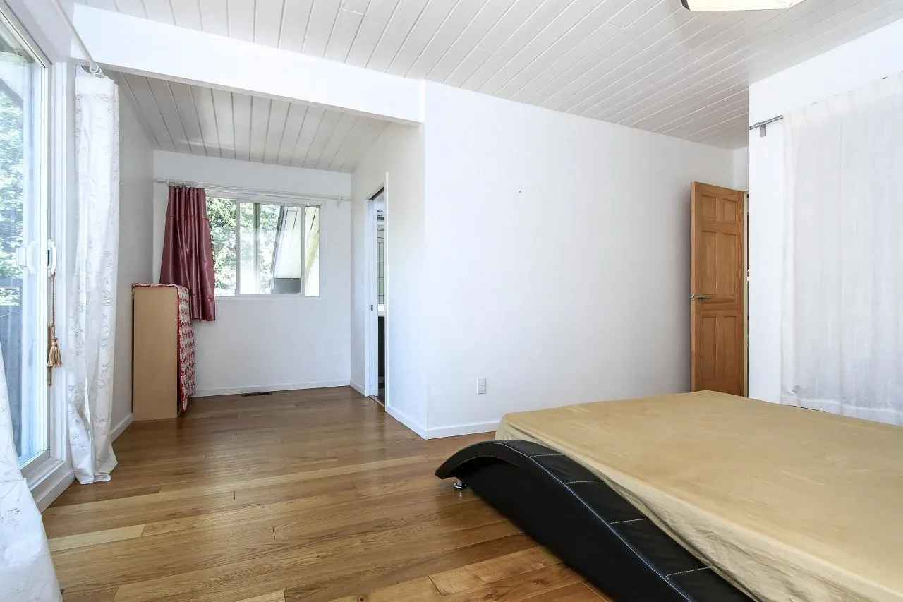 1525 Elinor Crescent