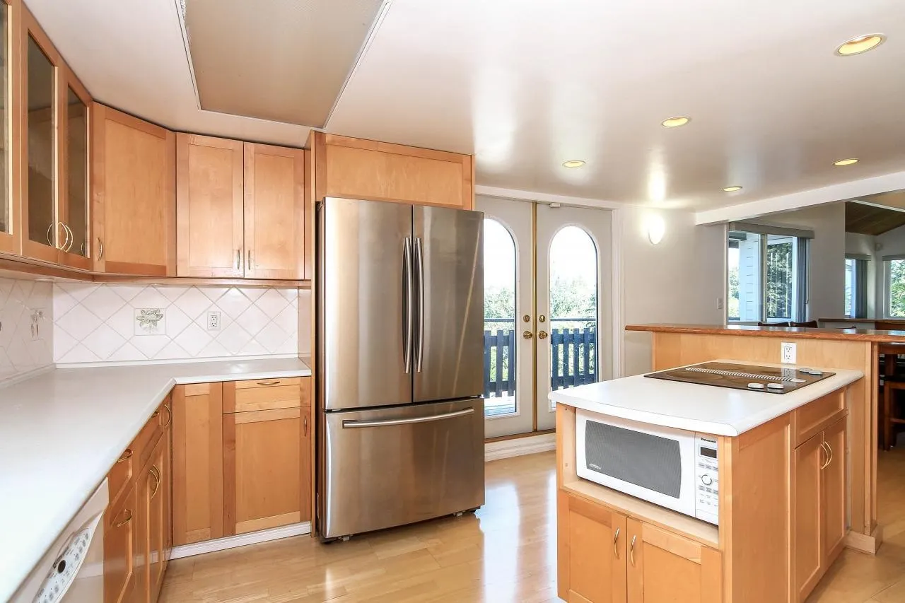 1525 Elinor Crescent