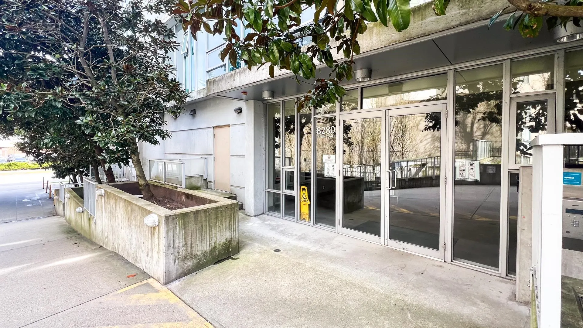 910 8280 Lansdowne Road