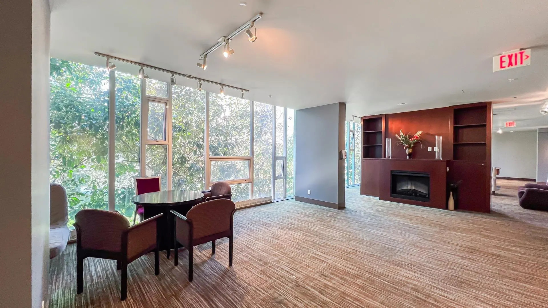 910 8280 Lansdowne Road
