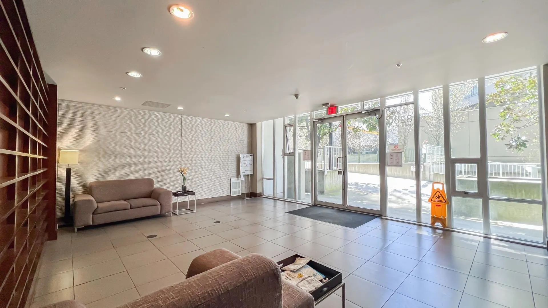 910 8280 Lansdowne Road
