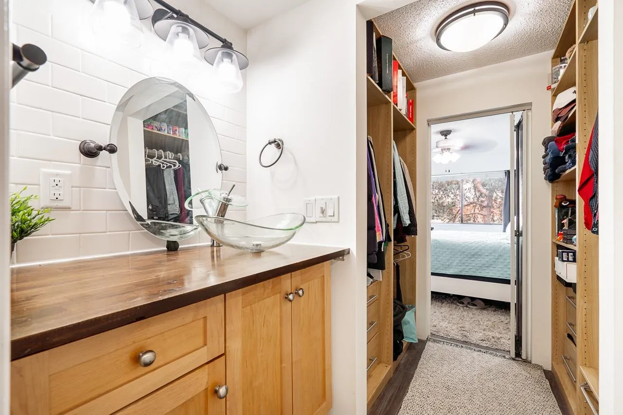 207 1025 Cornwall Street