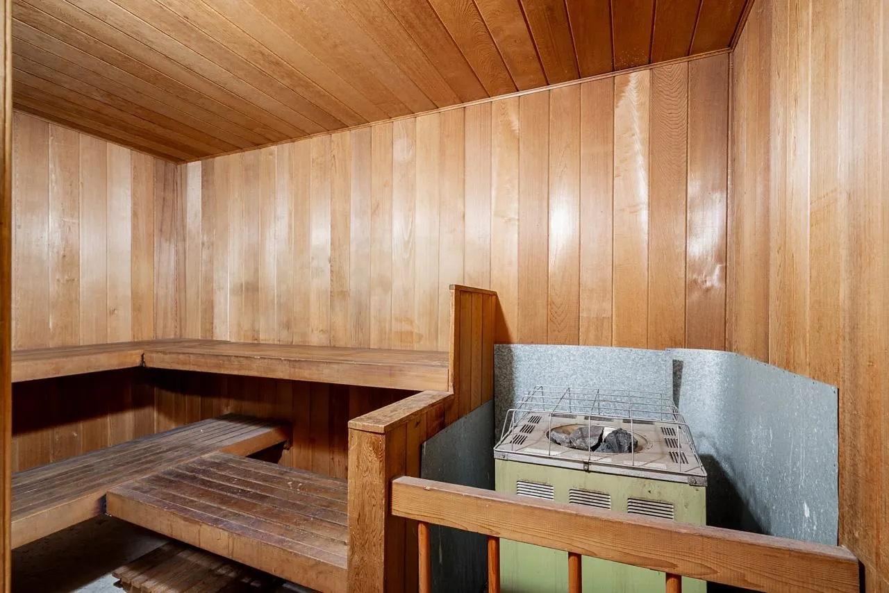 207 1025 Cornwall Street