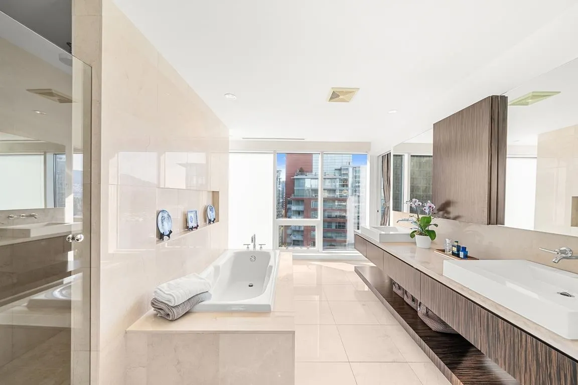 2101 1139 W Cordova Street