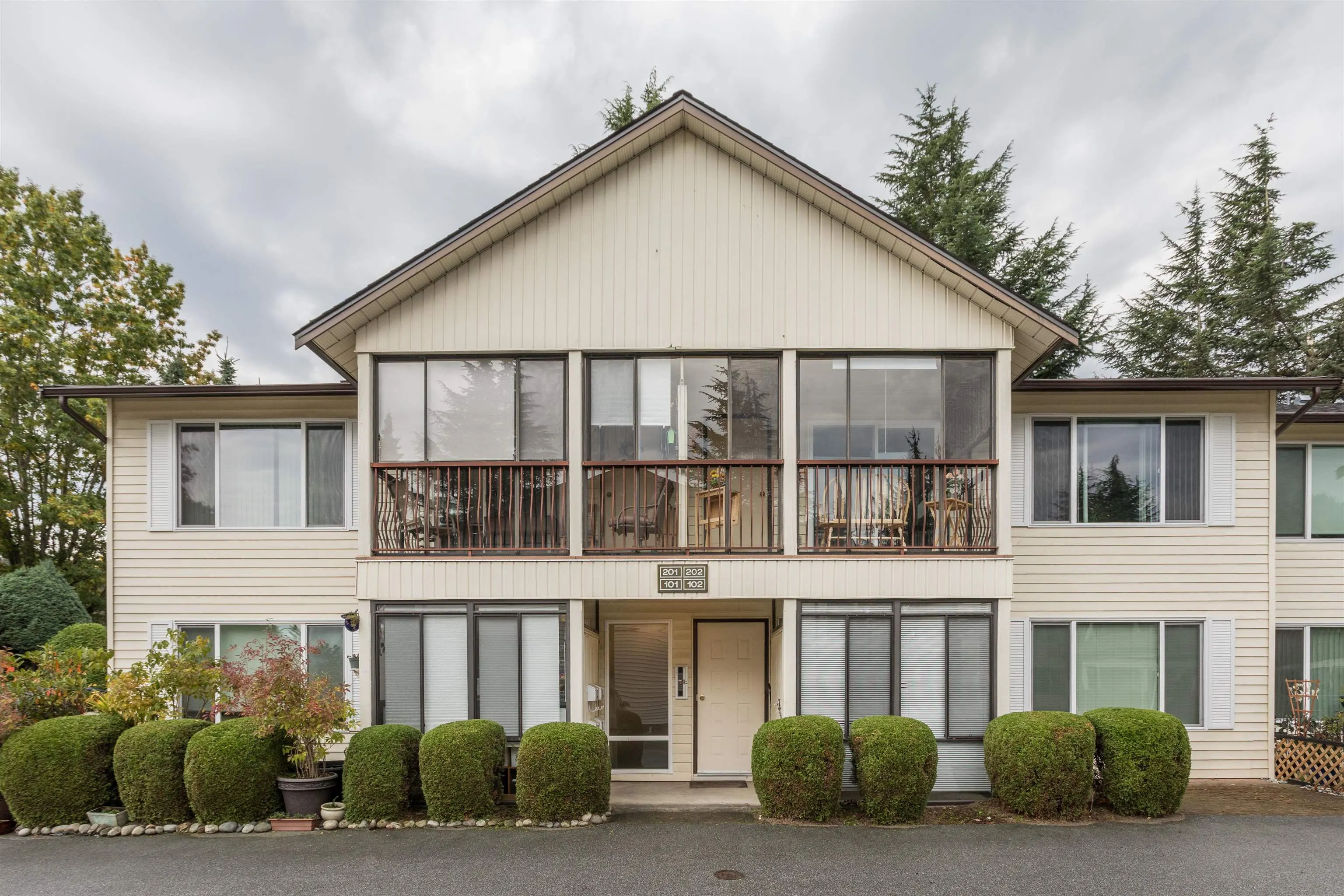 201 2853 Bourquin Crescent