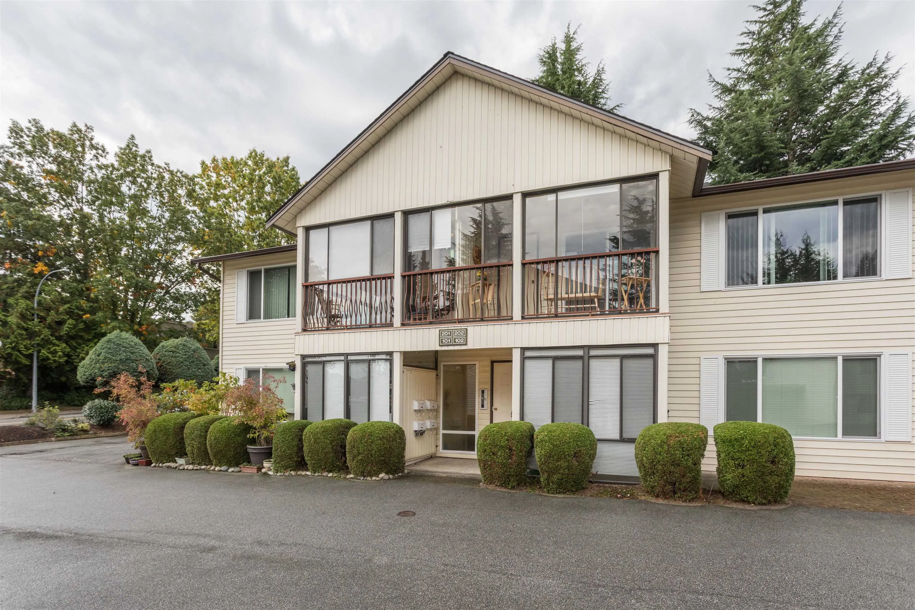 201 2853 Bourquin Crescent
