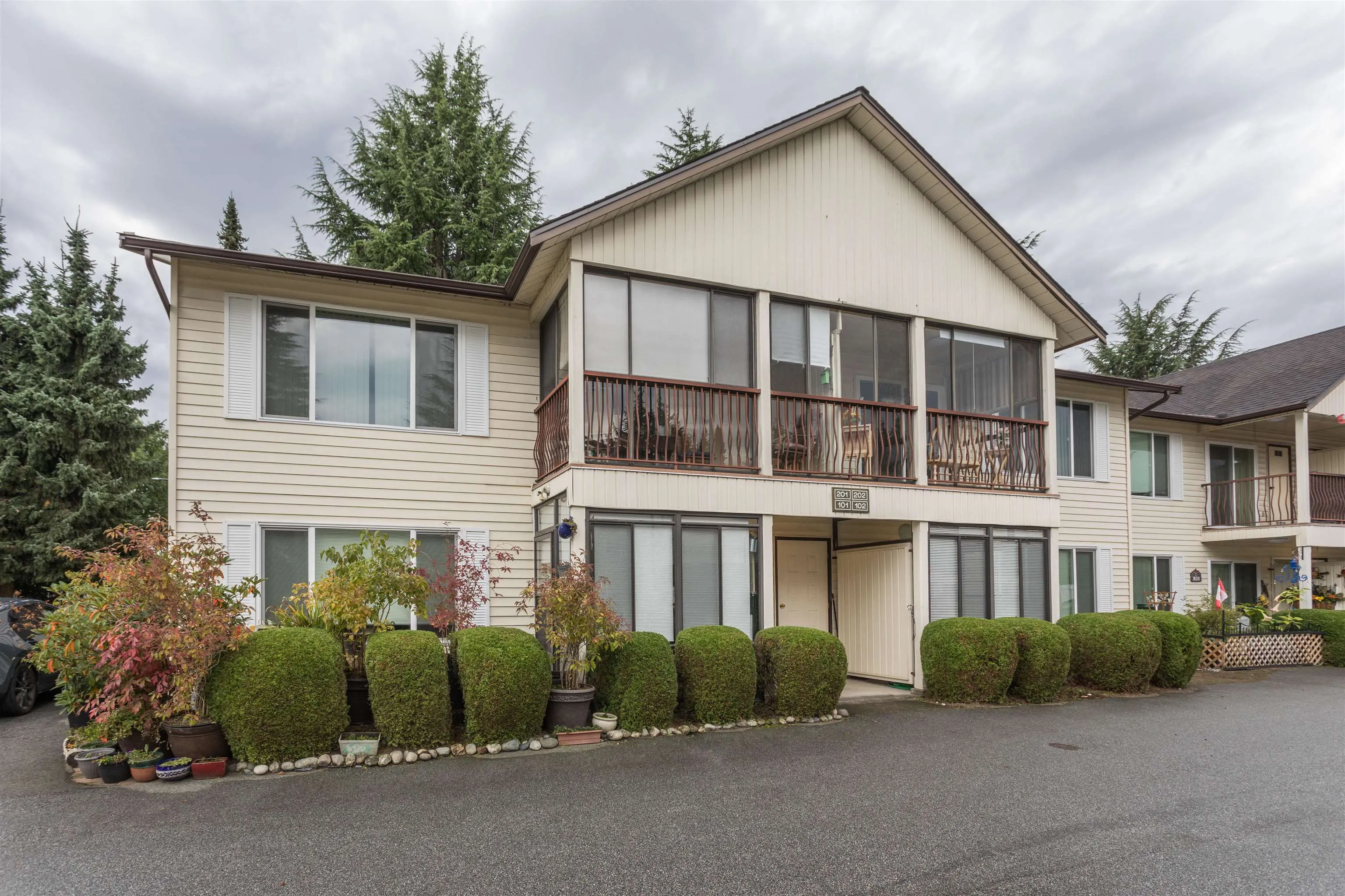 201 2853 Bourquin Crescent