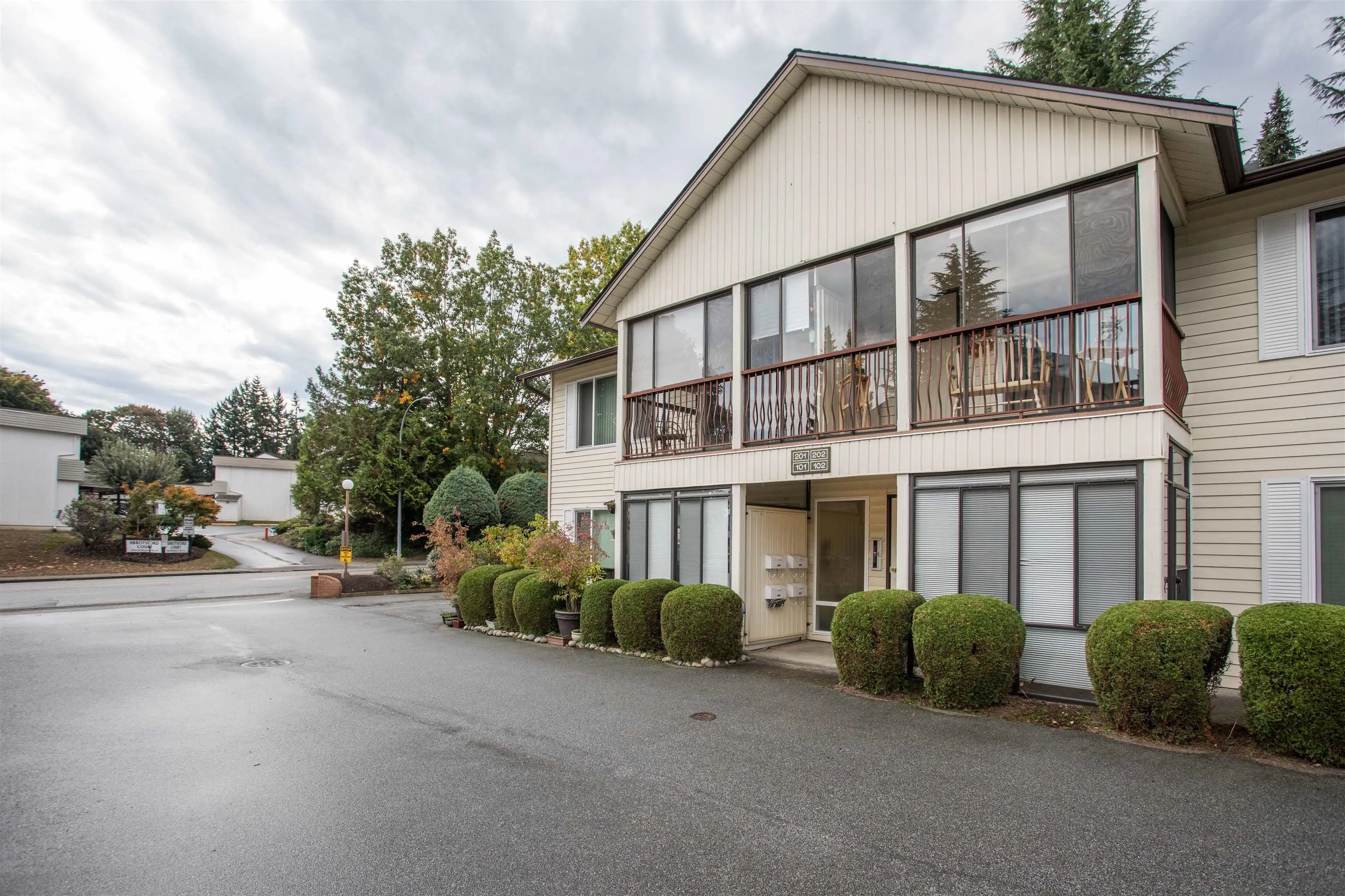 201 2853 Bourquin Crescent