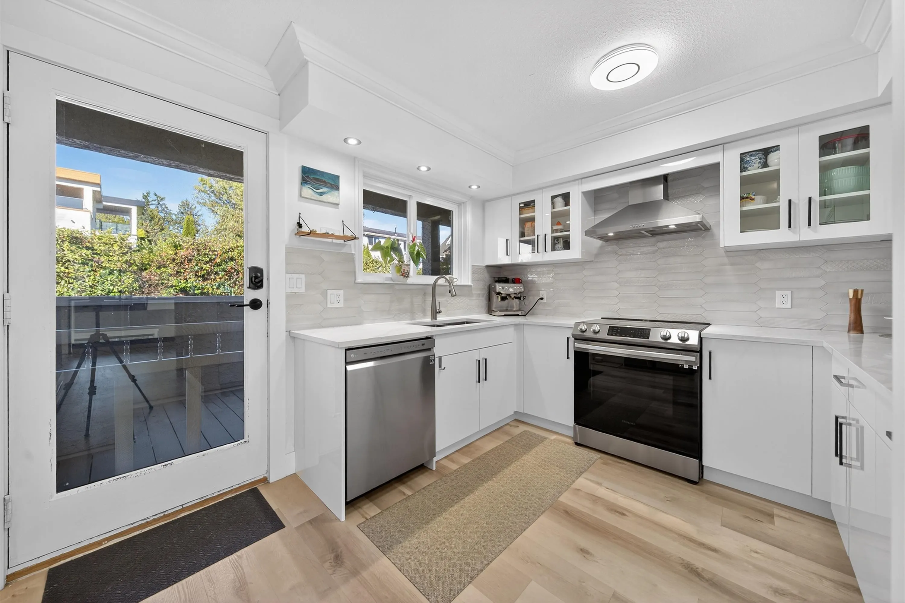 11 15971 Marine Drive