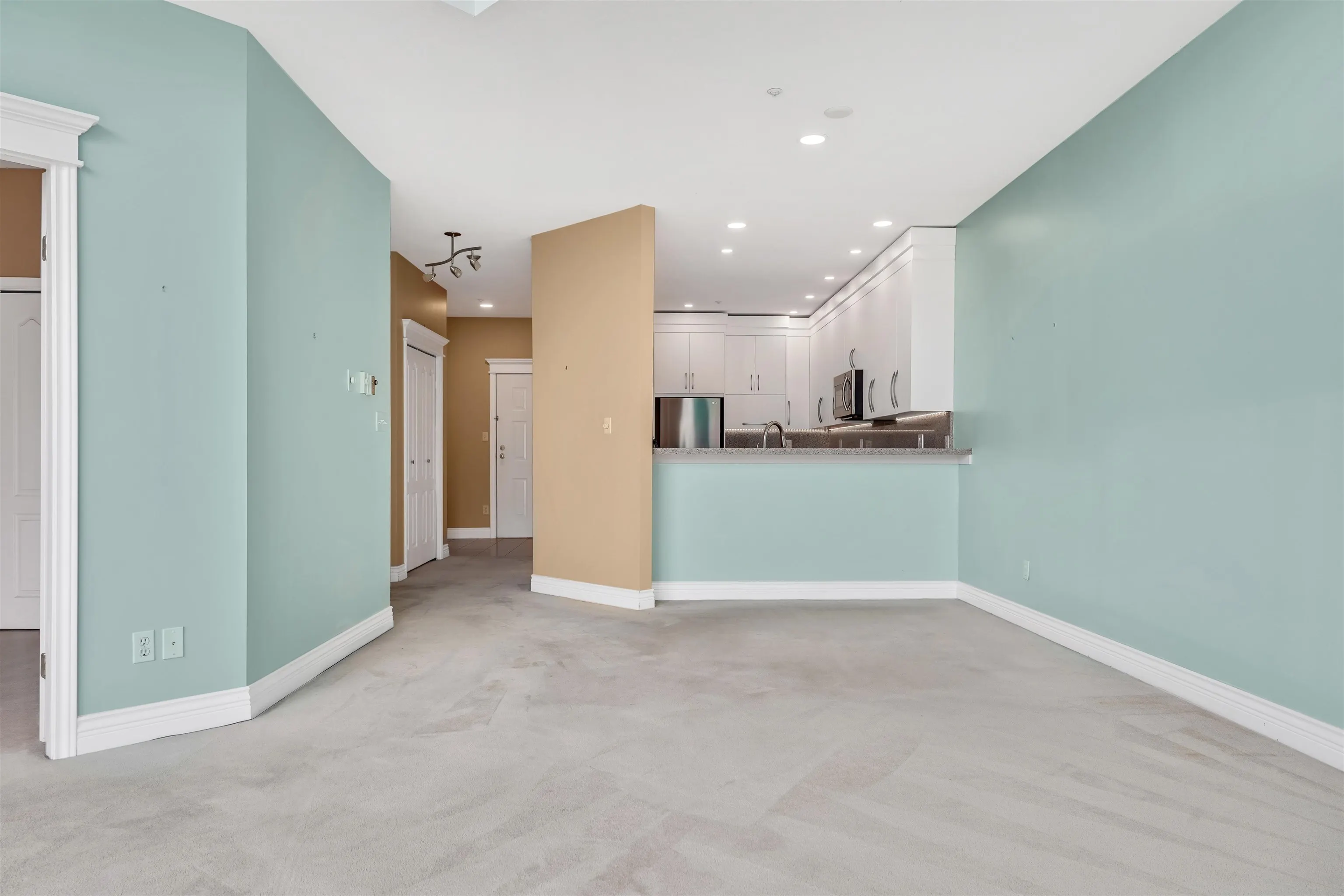 304 4753 W River Road