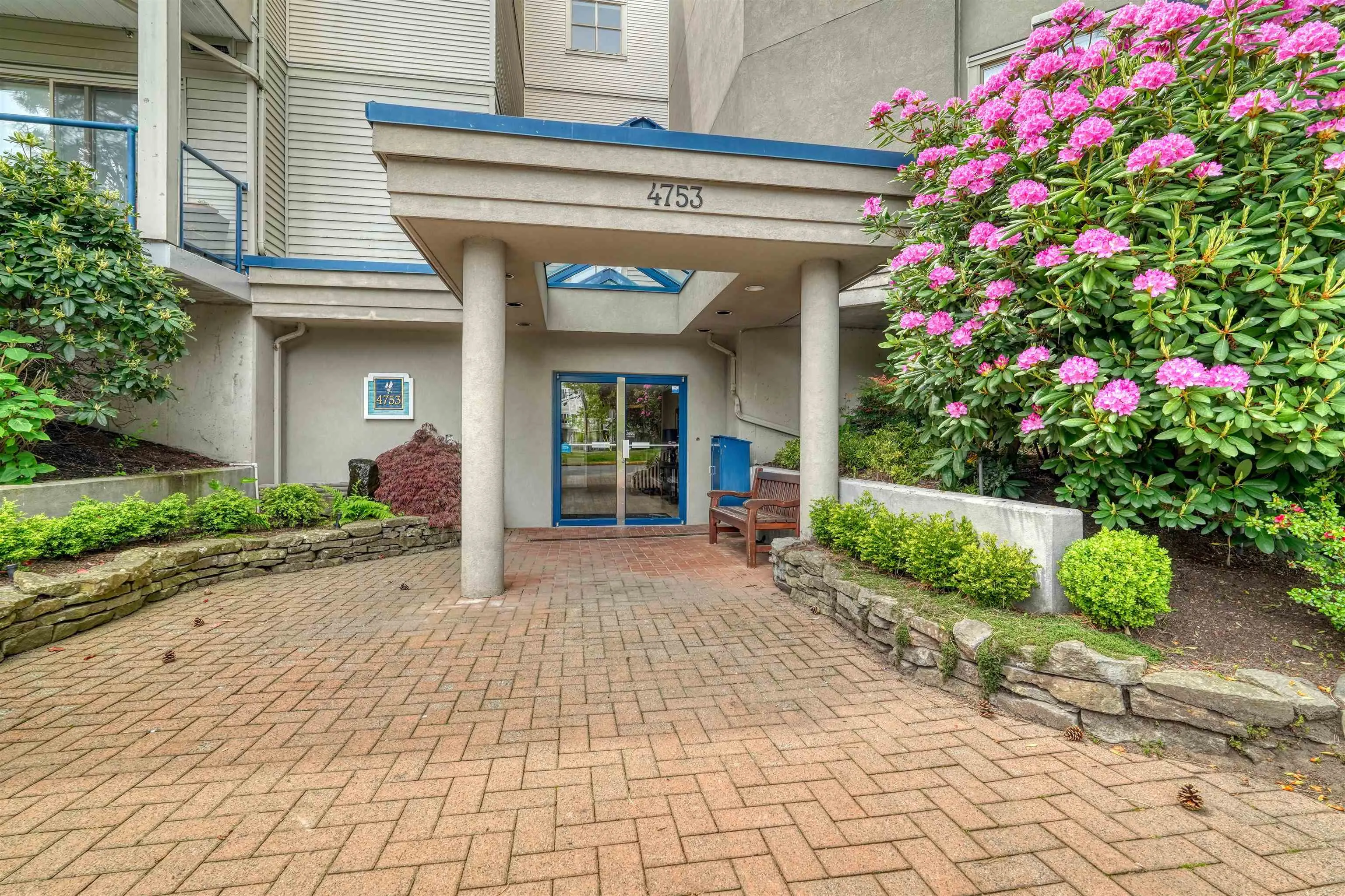 304 4753 W River Road