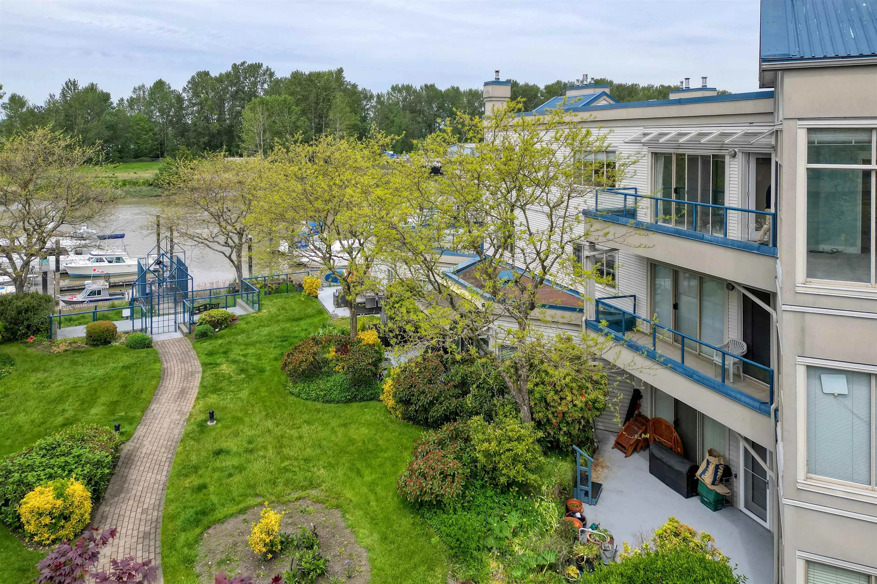 304 4753 W River Road