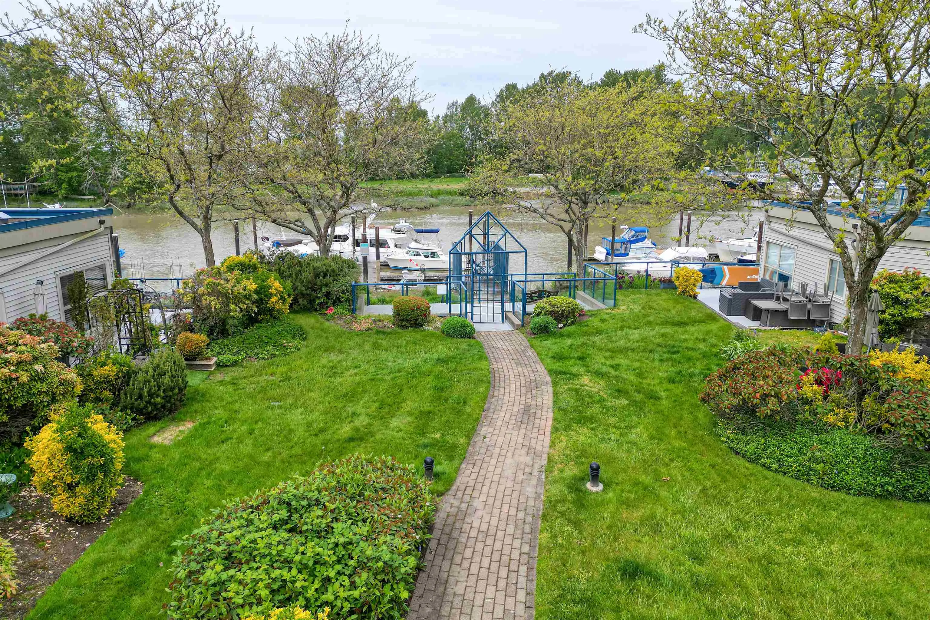 304 4753 W River Road