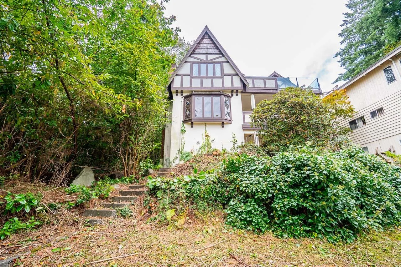 2806 W King Edward Avenue