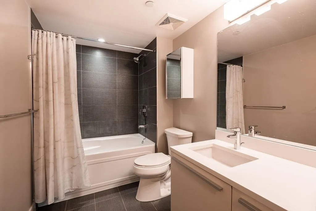 202 1323 Homer Street