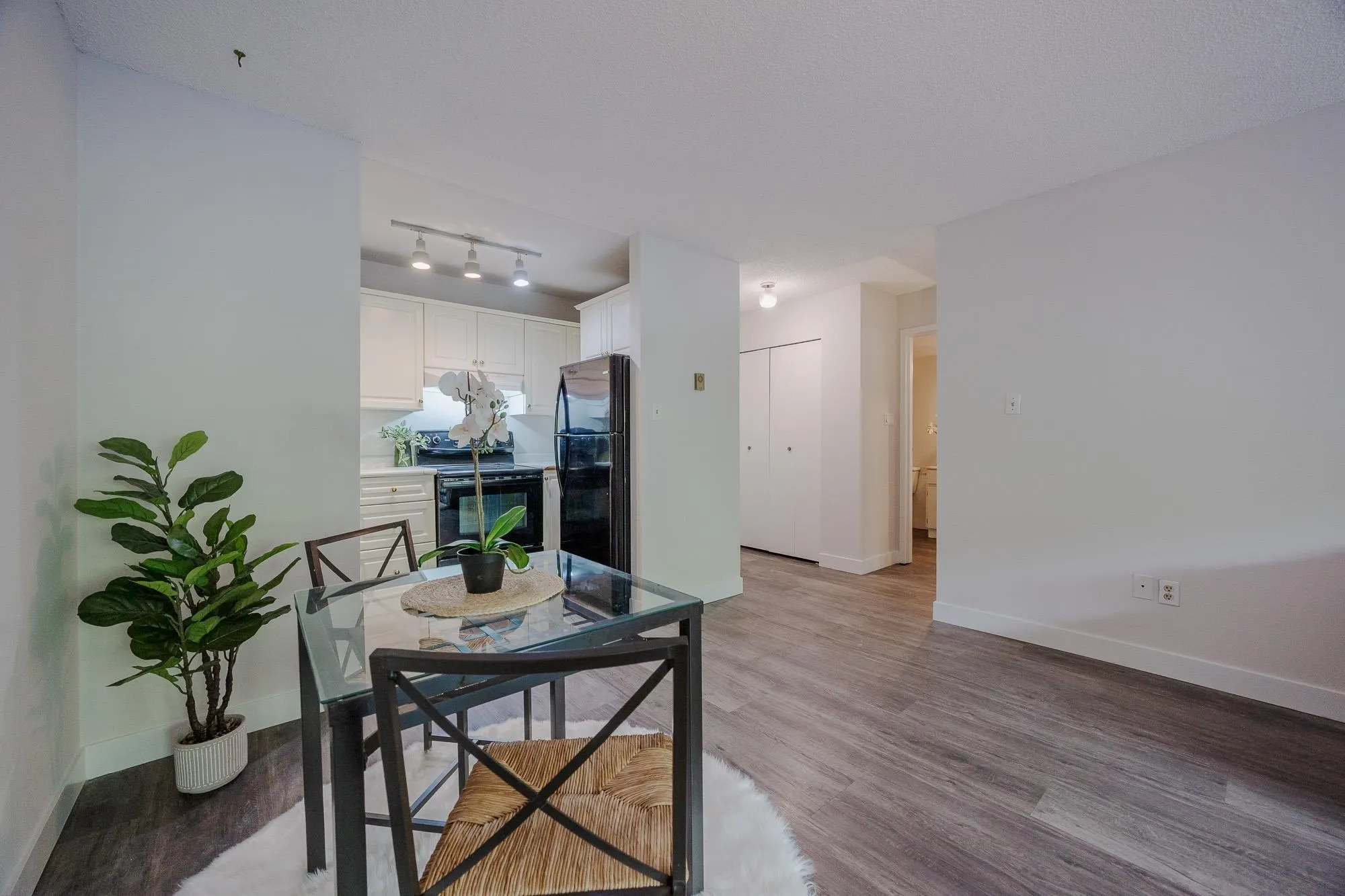 #213 215 Mowat Street