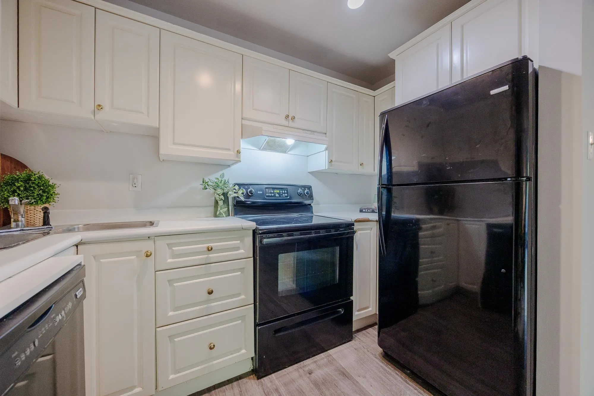 #213 215 Mowat Street