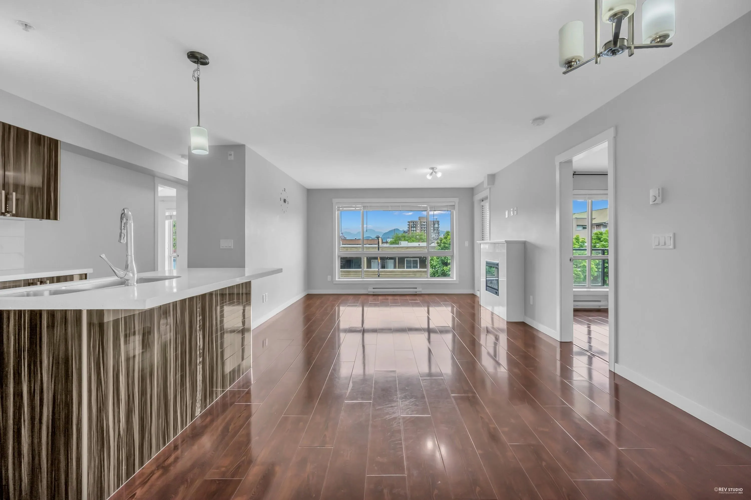 301 22318 Lougheed Highway