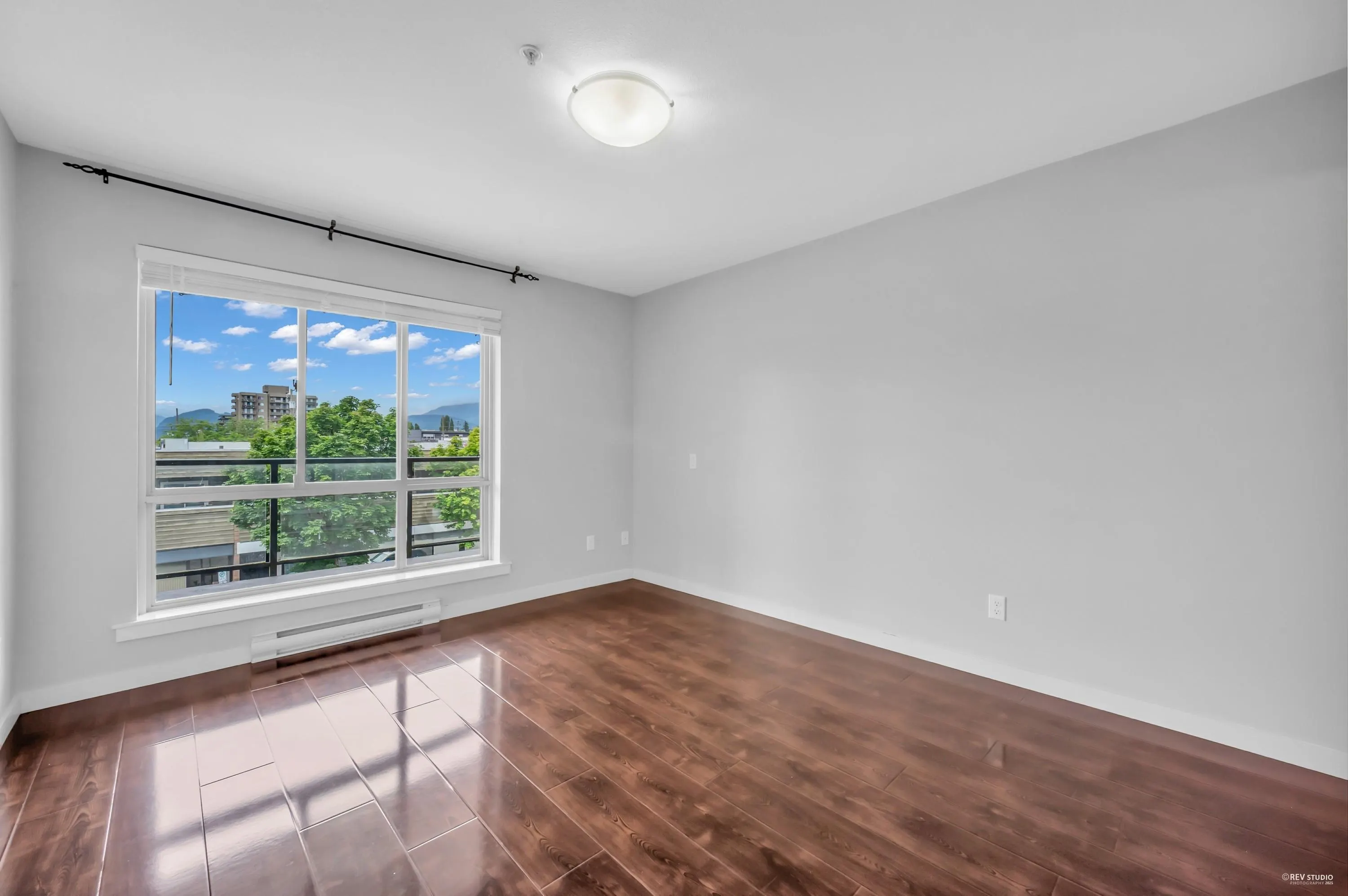 301 22318 Lougheed Highway