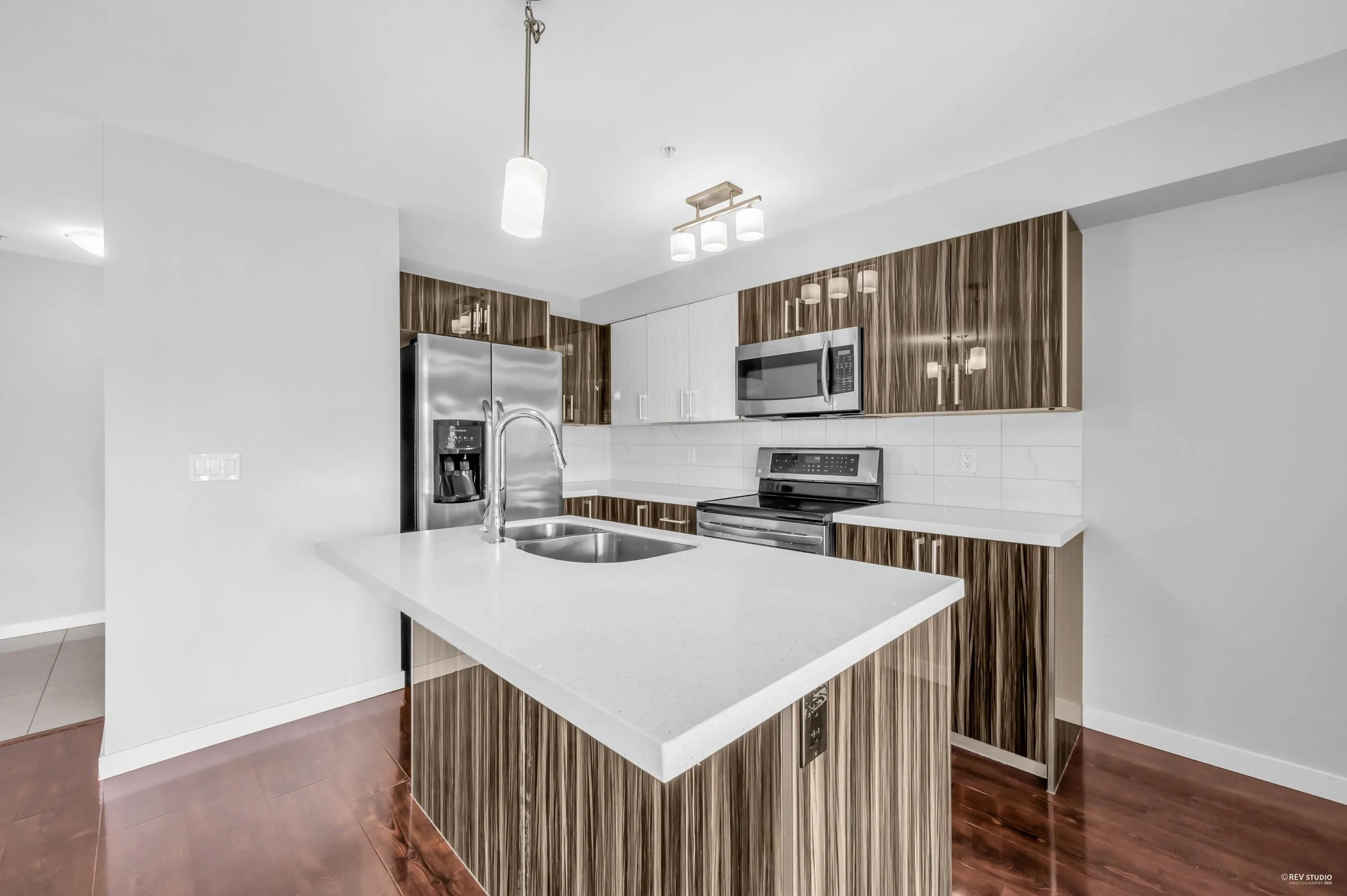 301 22318 Lougheed Highway