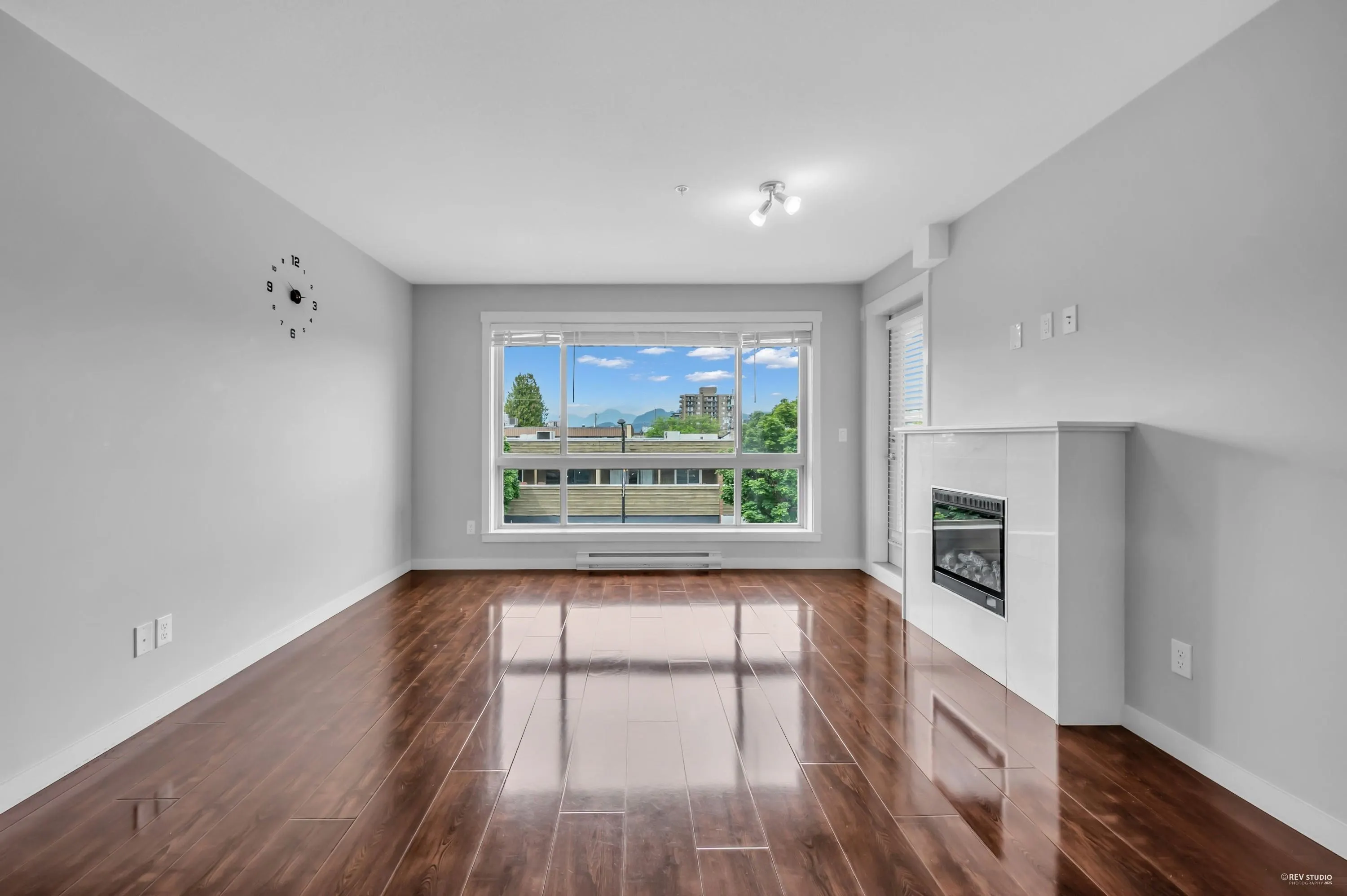 301 22318 Lougheed Highway