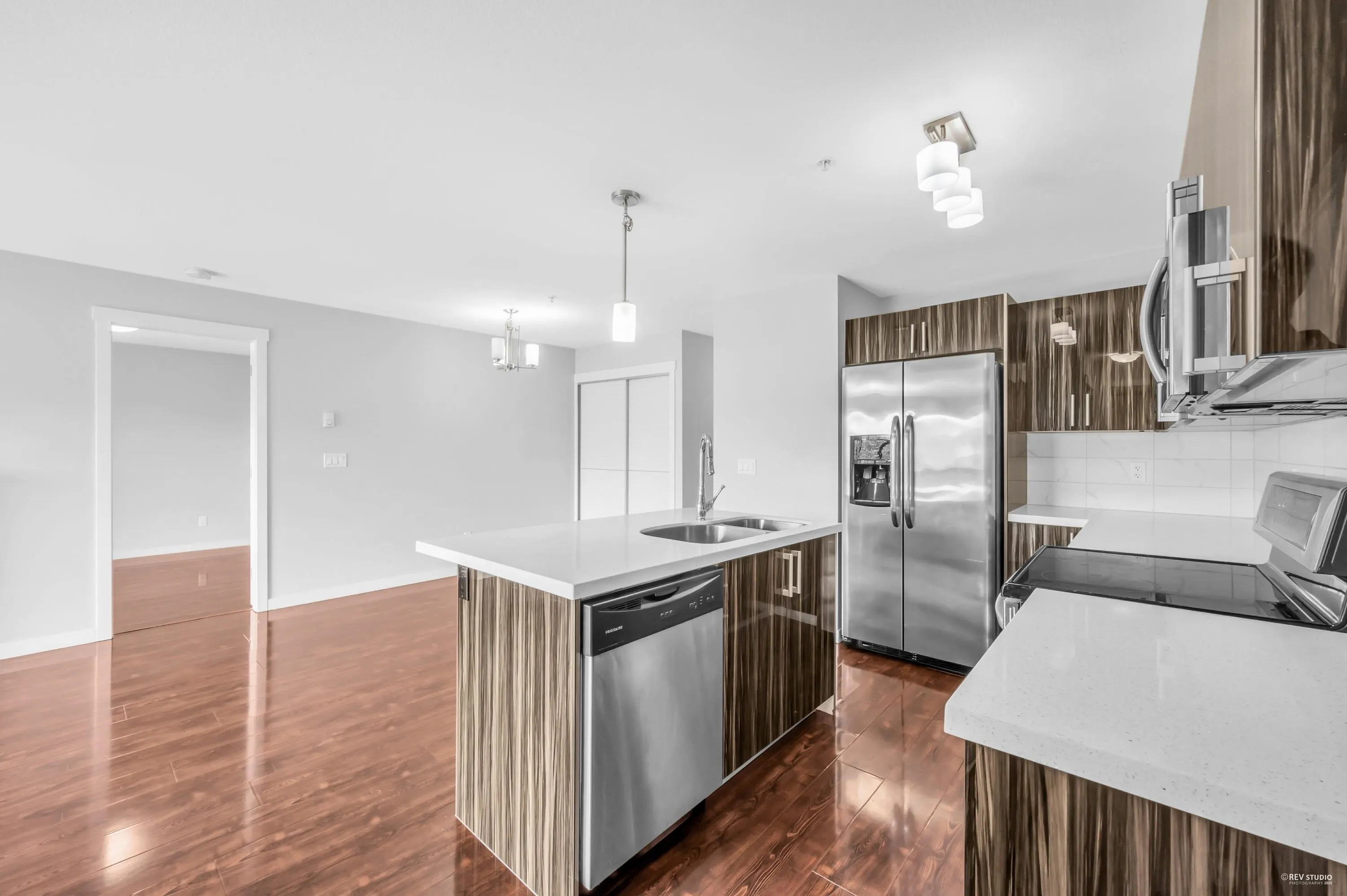 301 22318 Lougheed Highway