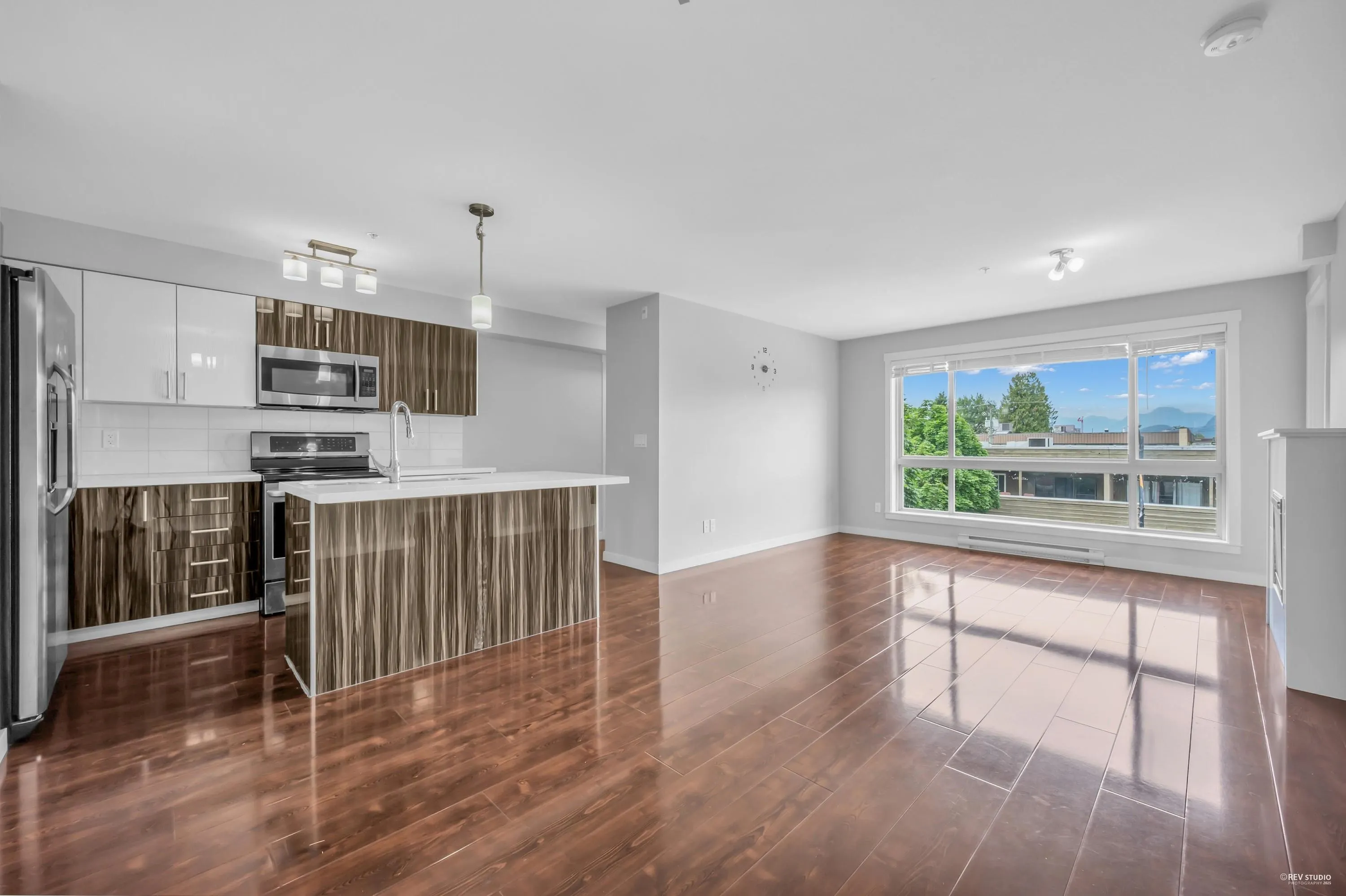 301 22318 Lougheed Highway