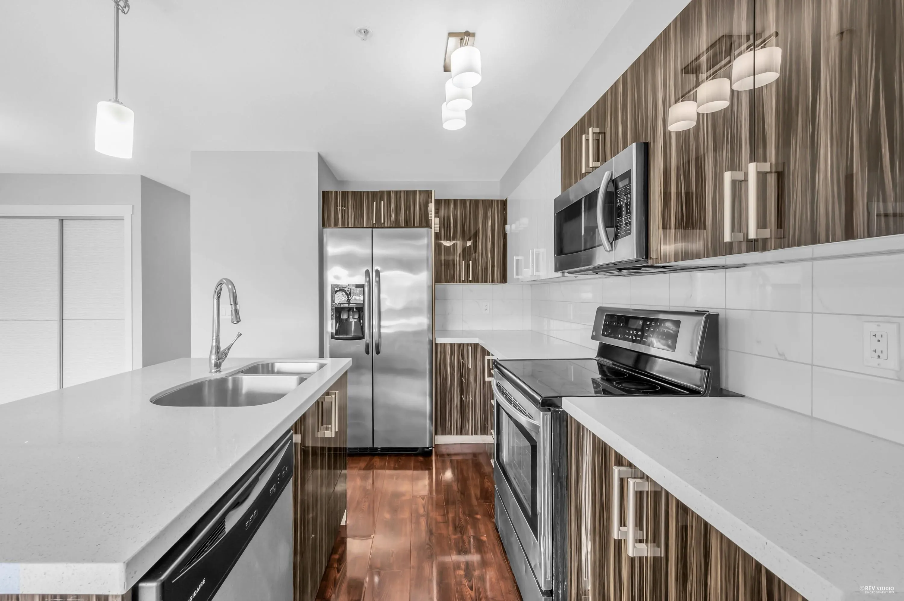 301 22318 Lougheed Highway