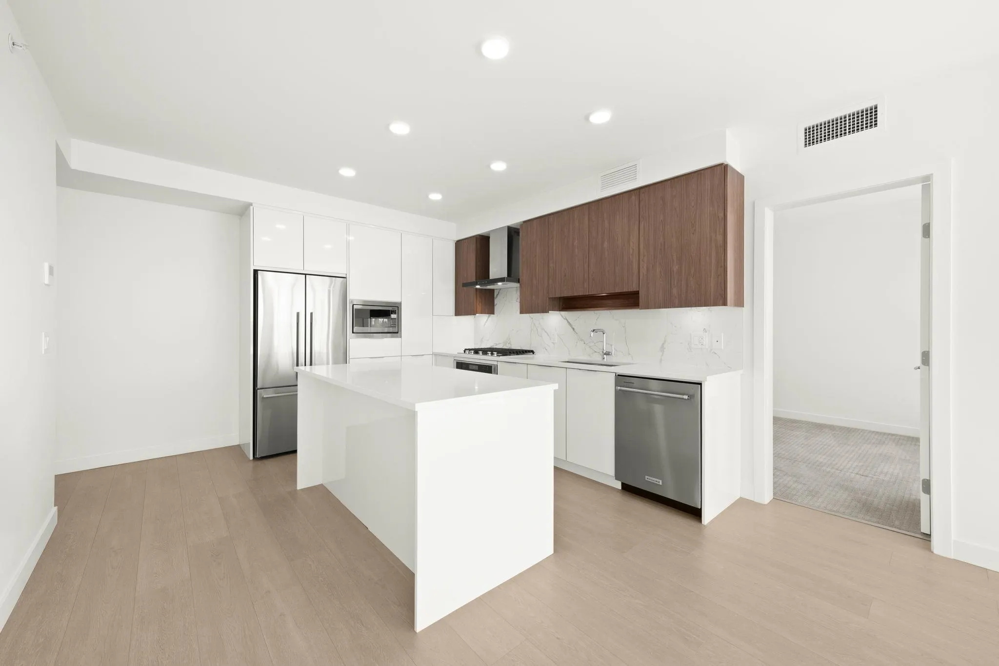1601 7683 Park Crescent