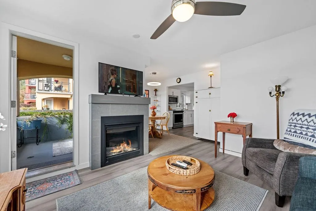 111 6 Renaissance Square