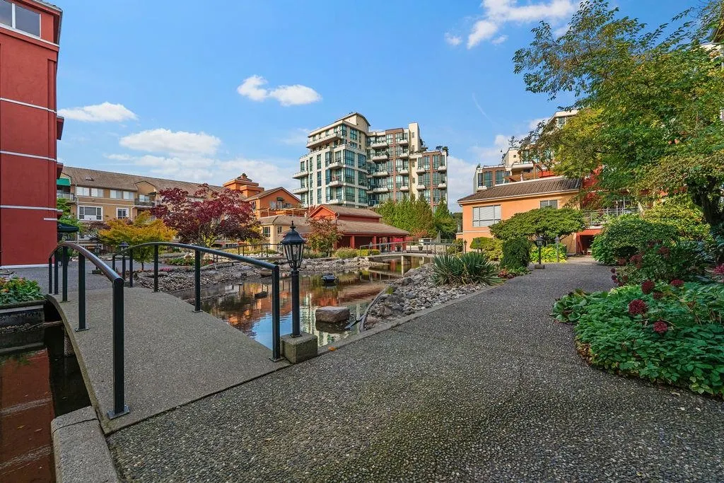 111 6 Renaissance Square