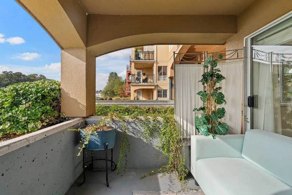 111 6 Renaissance Square