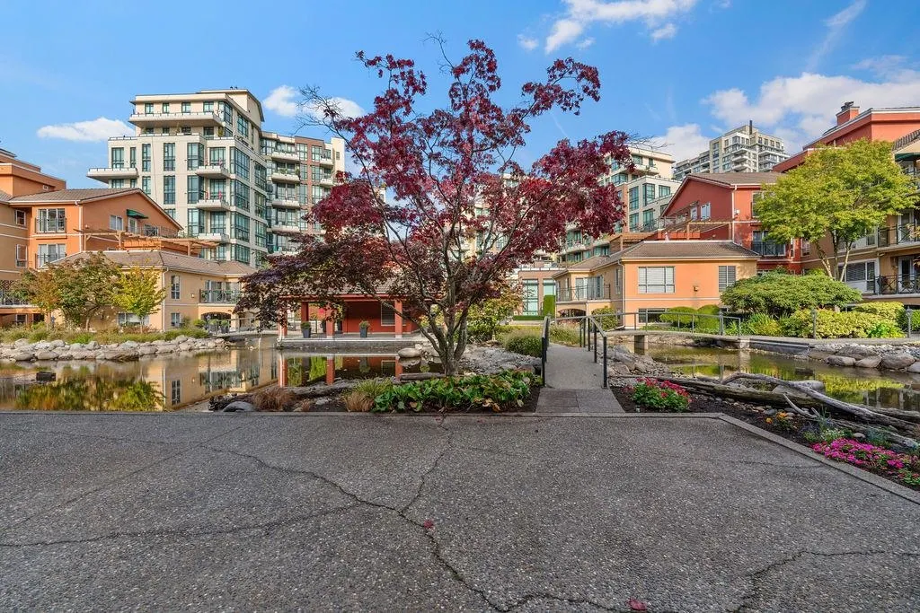 111 6 Renaissance Square