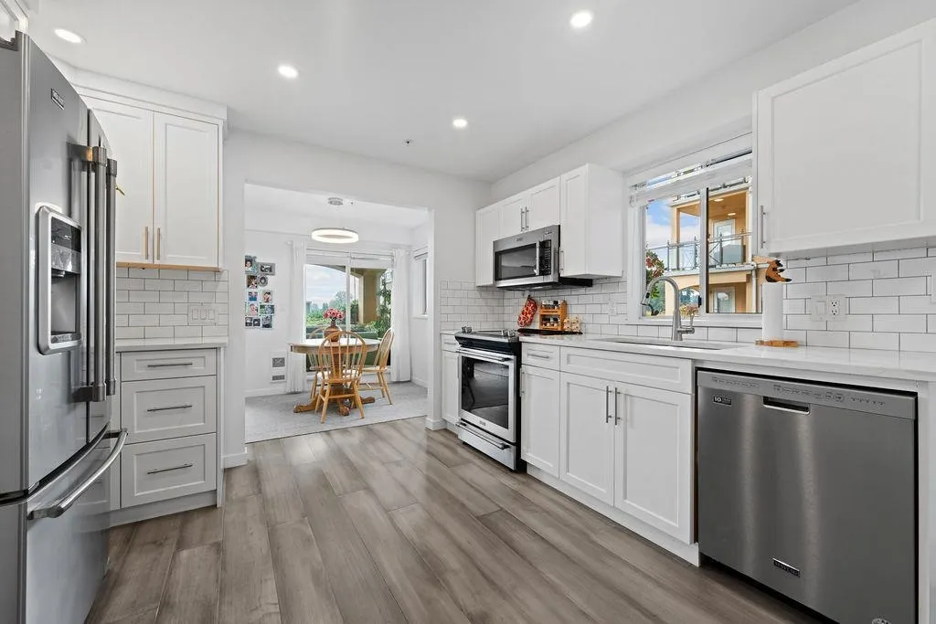 111 6 Renaissance Square