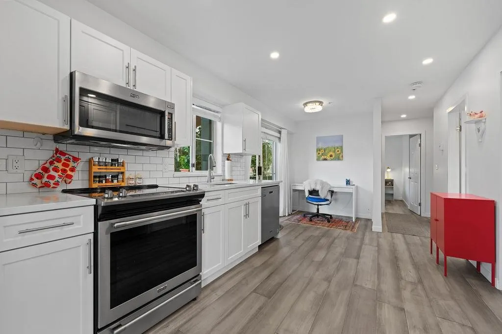 111 6 Renaissance Square