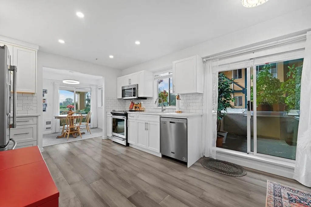 111 6 Renaissance Square