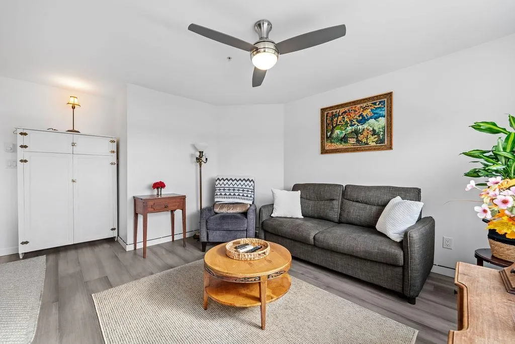 111 6 Renaissance Square
