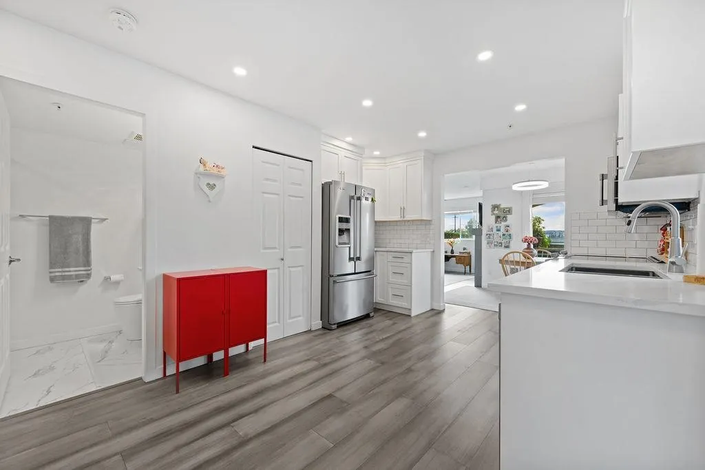 111 6 Renaissance Square