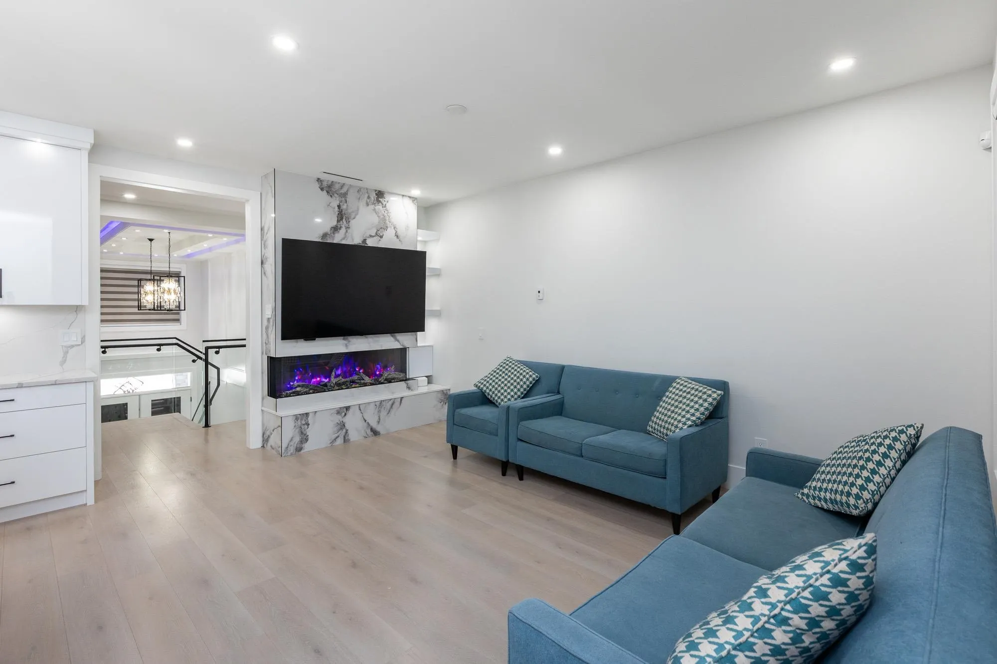 2170 Oakridge Crescent