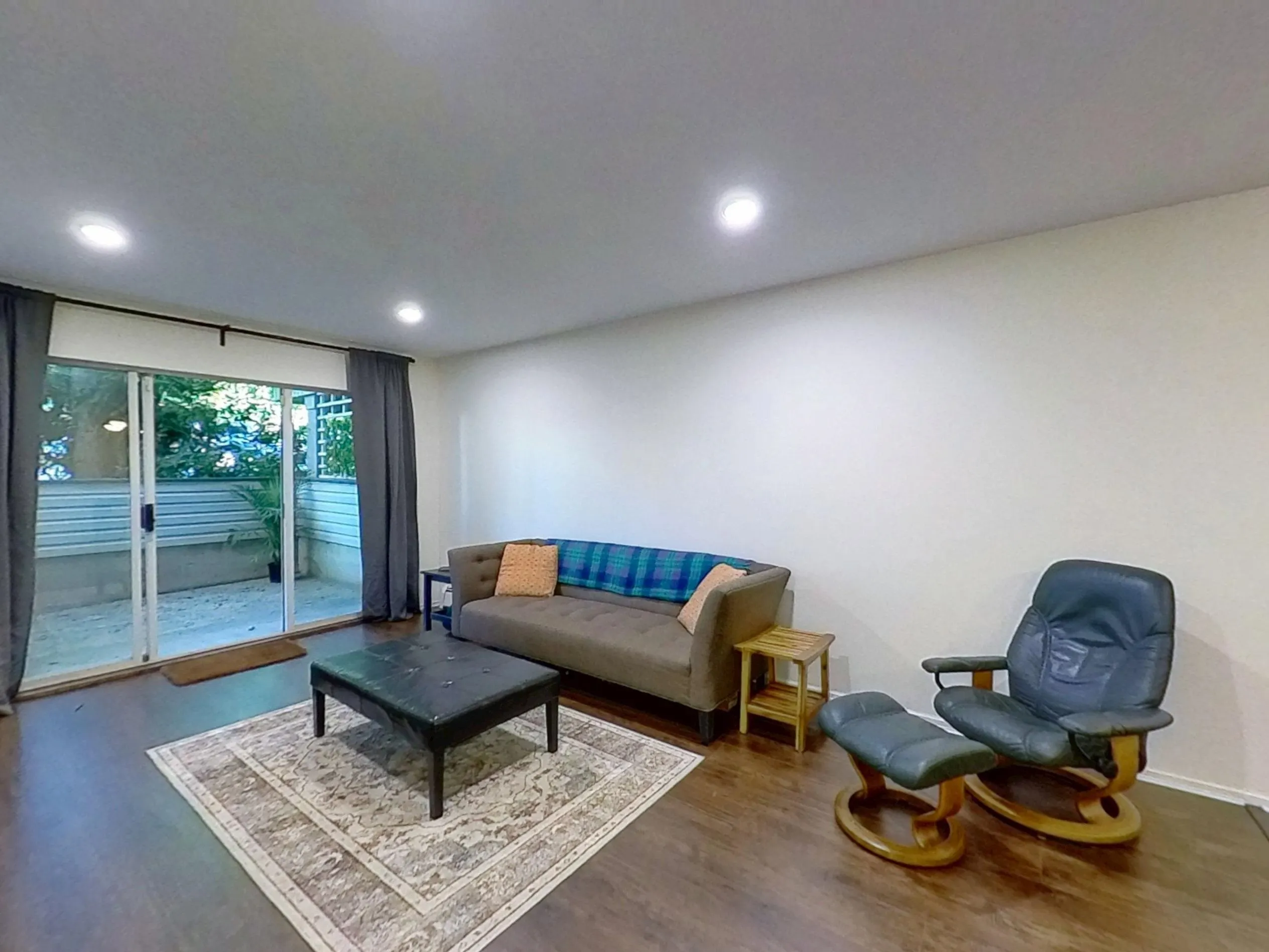 215 428 Agnes Street