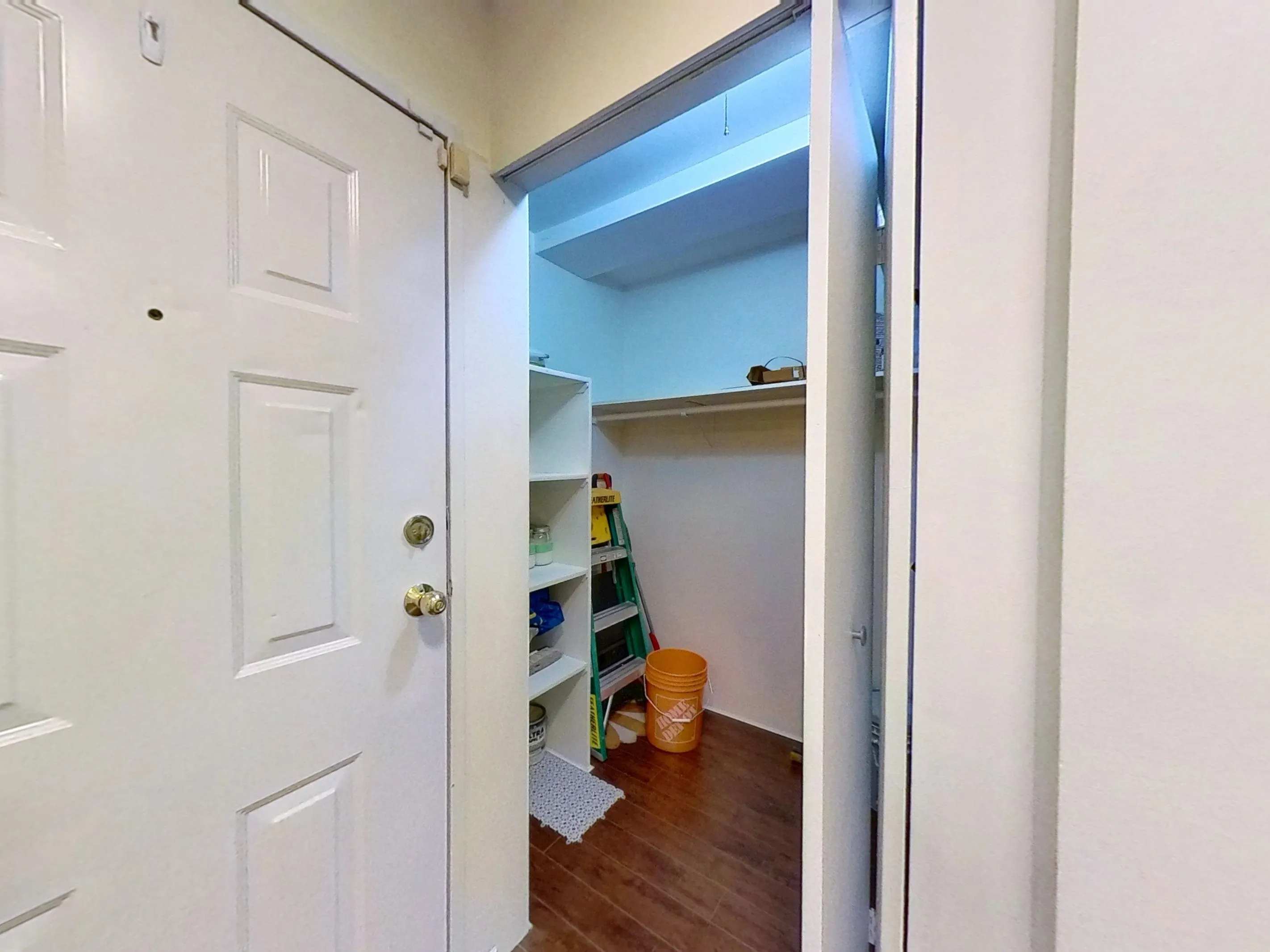 215 428 Agnes Street