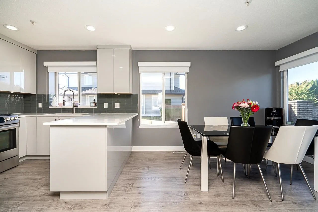 52 1370 Riverwood Gate