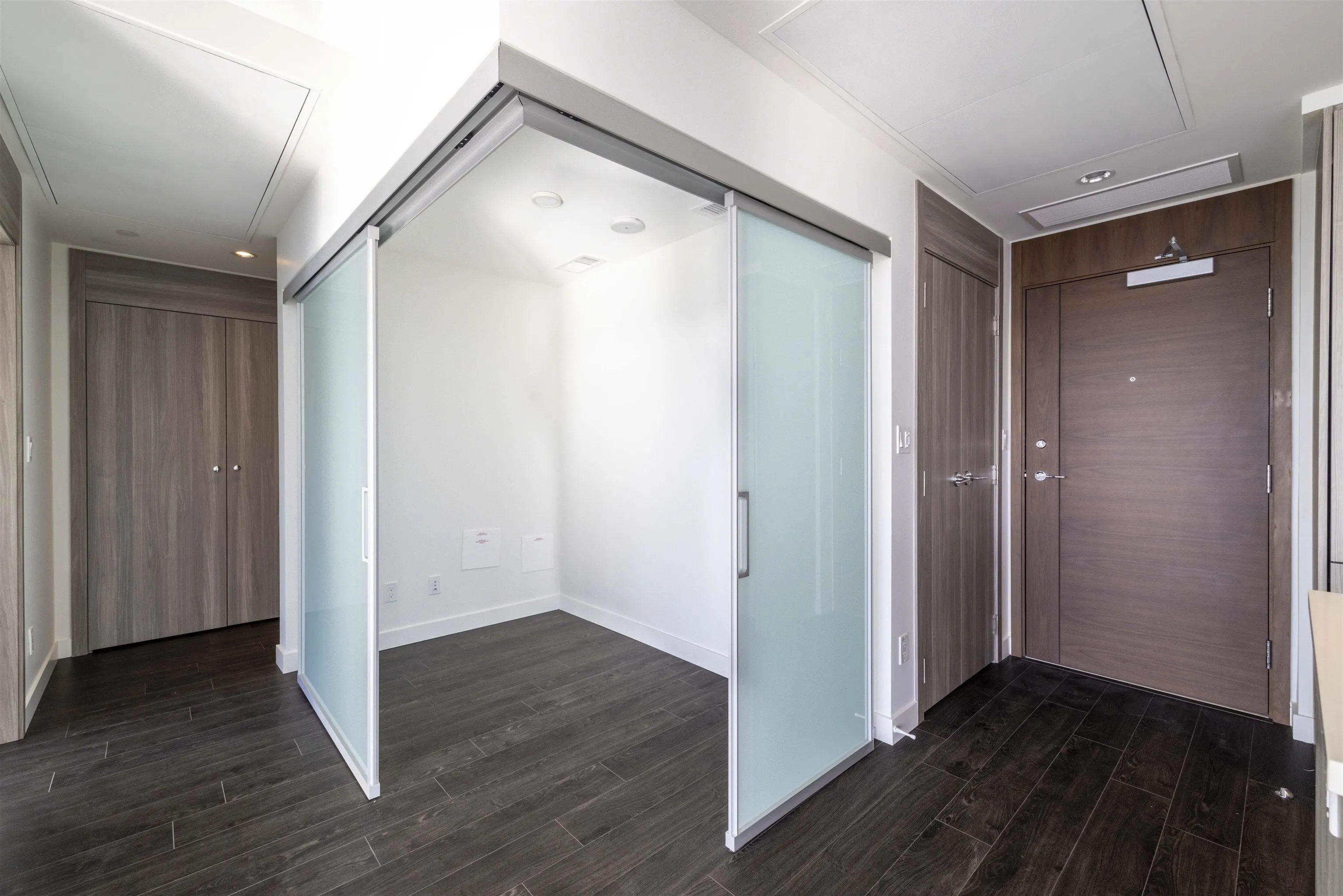 4502 4730 Lougheed Highway