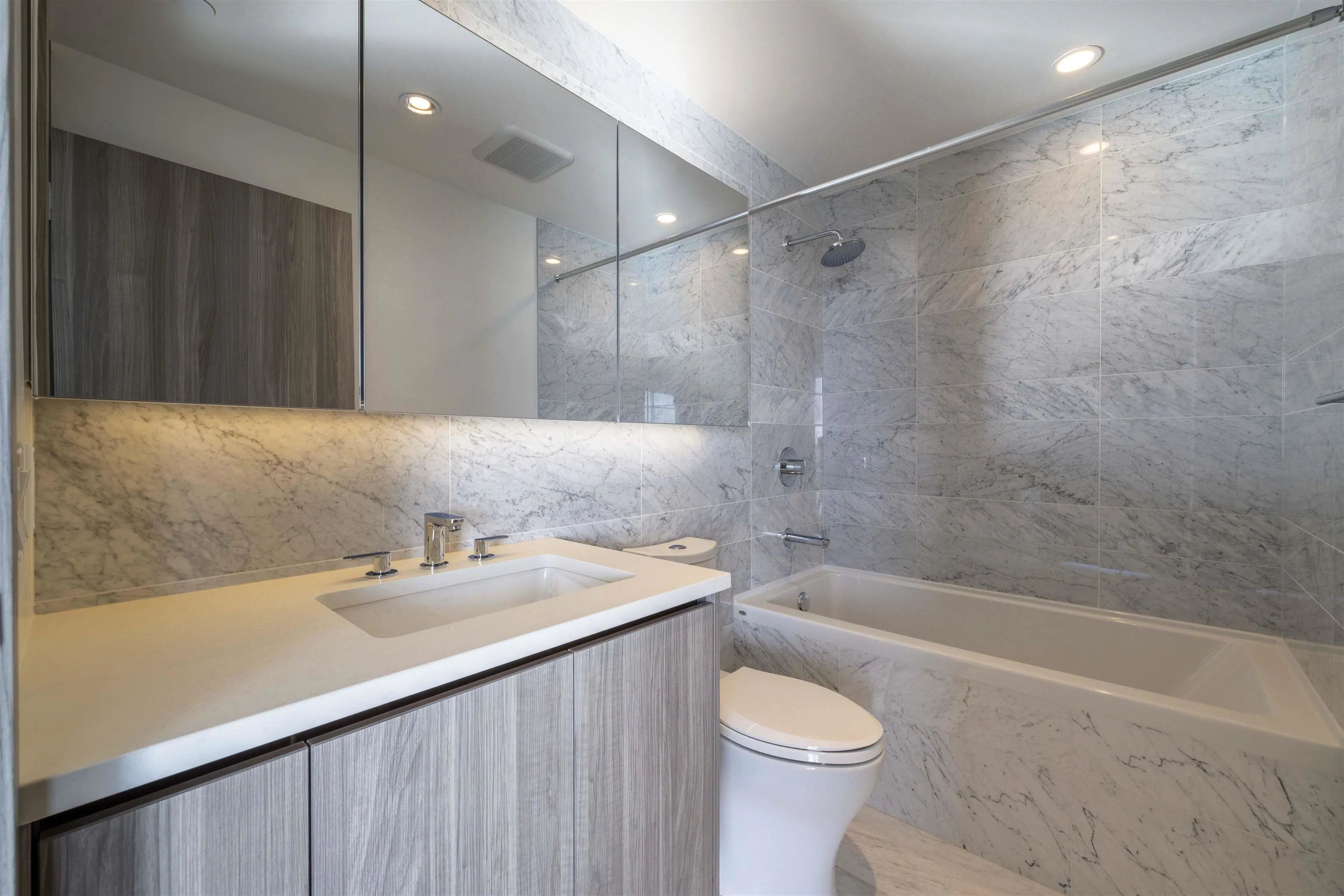 4502 4730 Lougheed Highway
