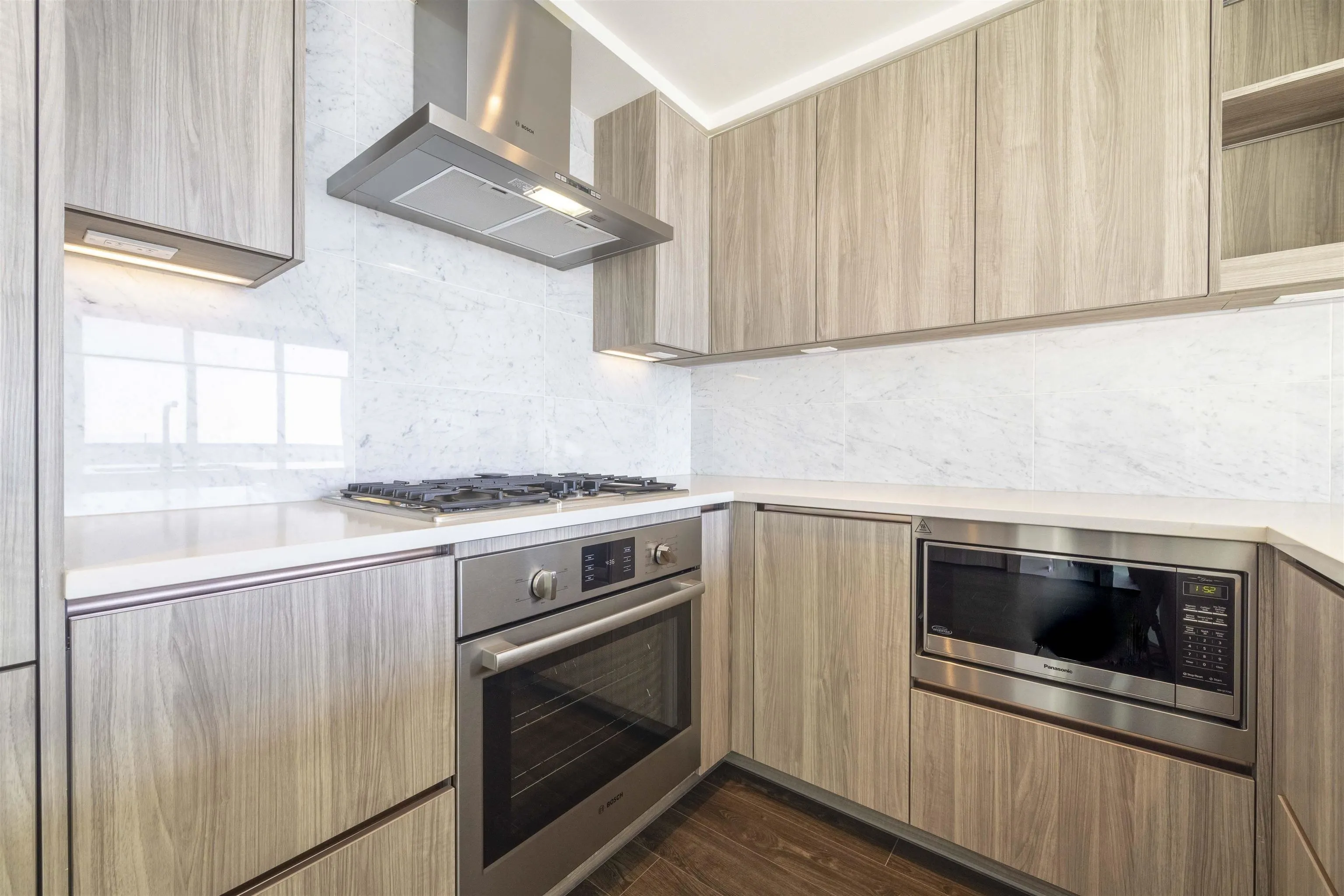 4502 4730 Lougheed Highway