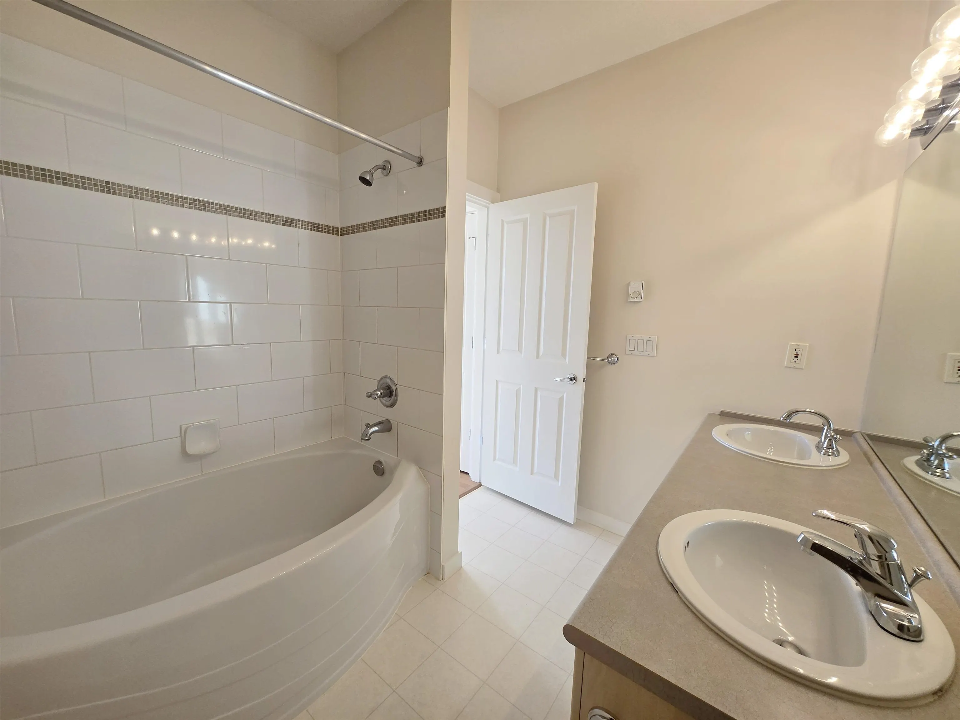 1427 5133 Garden City Road