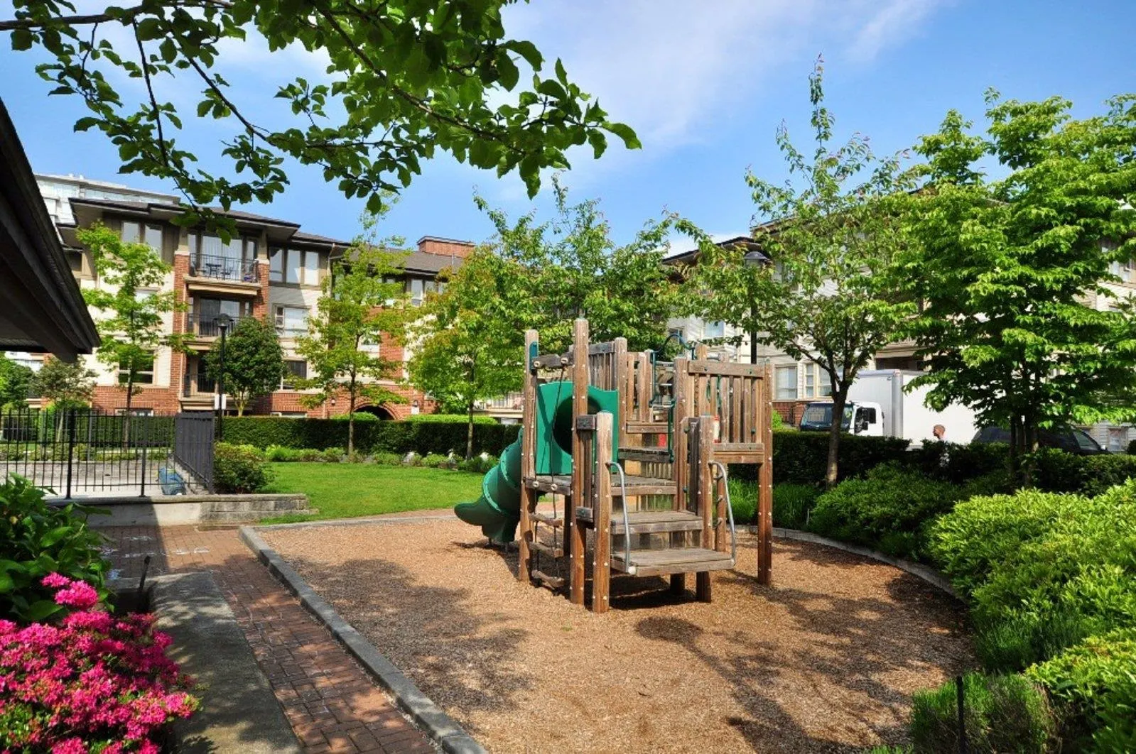 1427 5133 Garden City Road
